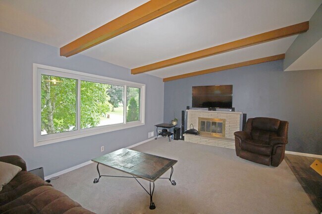 Building Photo - Beautifully updated 'Tonka rental available! 3 beds 2 baths in Royal Hills!