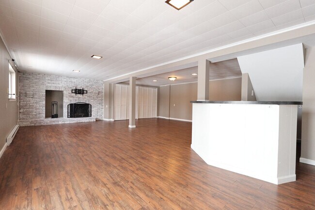 Building Photo - Beautiful 4 Bed 2 Bath w/2 Car Garage