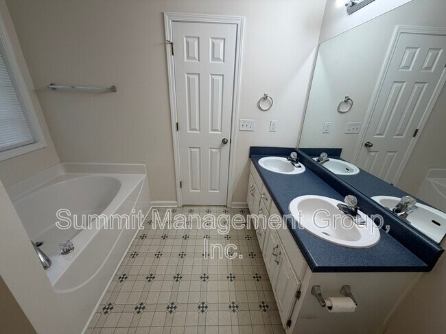 Building Photo - 155 Shadowbrook Trce