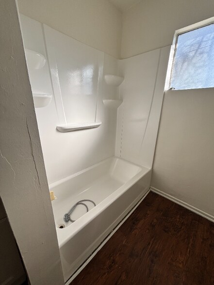 Building Photo - 950 S Gilbuck Dr