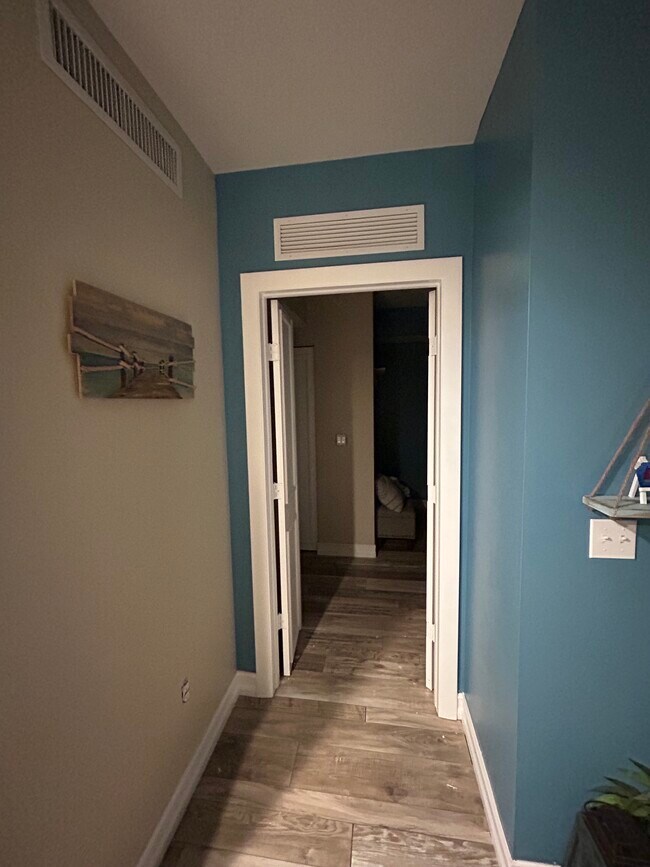 Building Photo - 3000 Oasis Grand Blvd