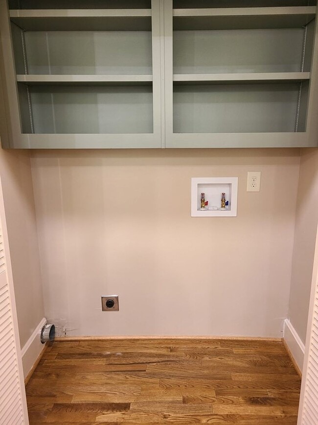 Building Photo - Renovated 3 Bedroom and 2 Bathroom availab...