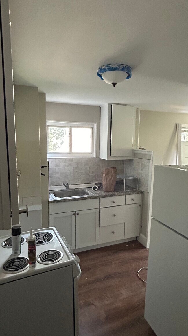 Building Photo - 121 Maple St