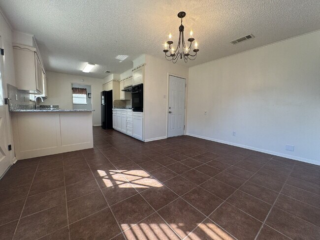 Building Photo - Lovely 3 bedroom 2 bath in desirable neighborhood