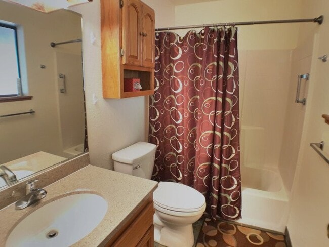 Building Photo - Pride of ownership in this 3/2 near the lake!