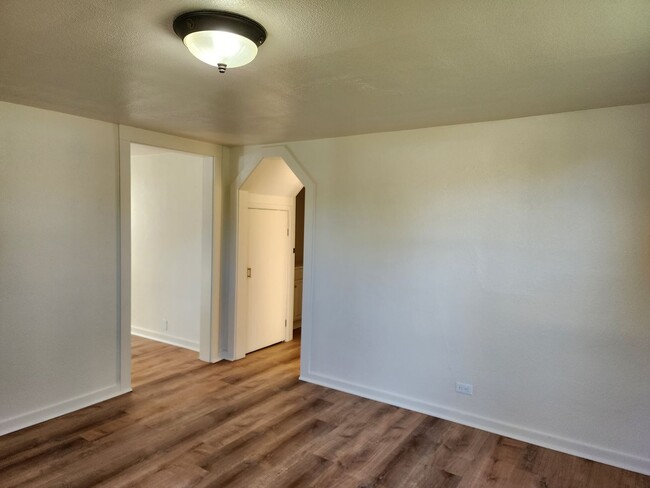 Building Photo - Newly Remodeled Springfield Home