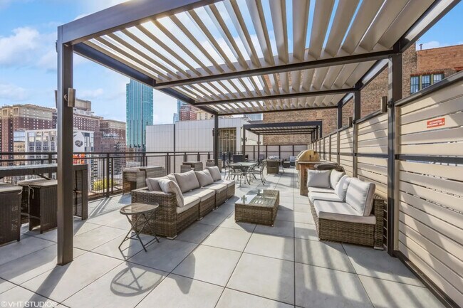 Building Photo - 621 S Plymouth Ct