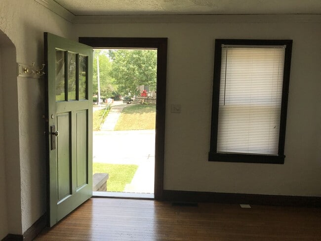 Building Photo - 402 S Eagleson Ave