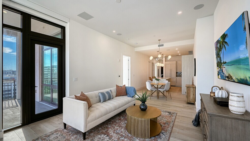 Furniture is staged - 33 S Palm Ave