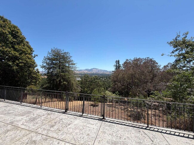 Building Photo - "Charming 2-Bedroom Retreat with Granite Accents & Gleaming Hardwood Floors in Lafayette!"
