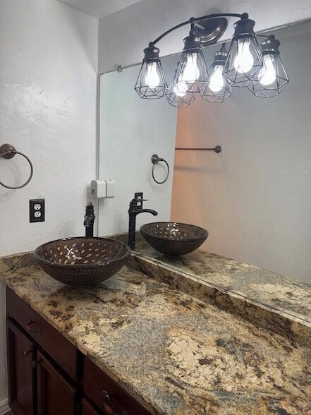 Building Photo - 403 Crenshaw Dr