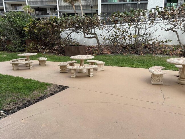 Building Photo - 1161 Hillsboro Mile