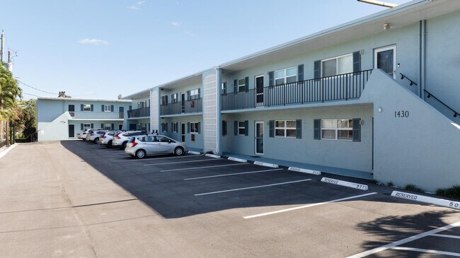 Building Photo - 1430 S Lakeside Dr
