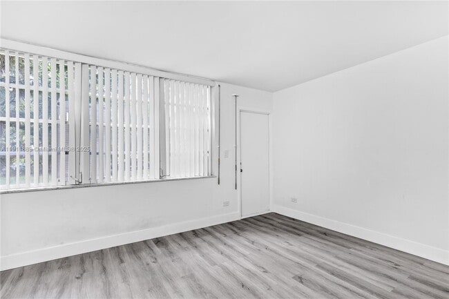 Building Photo - 445 NE 195th St