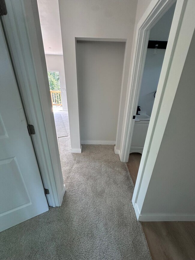 Building Photo - 2 bedroom upstairs apartment in quiet neig...