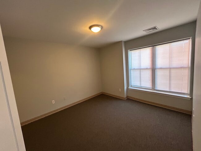 Building Photo - 2bed 2 bath