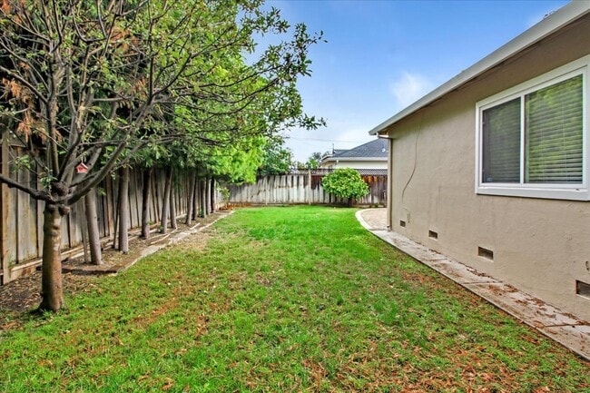 Building Photo - 1535 San Joaquin Ave