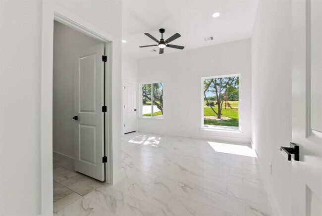 Building Photo - 418 Bedford Dr