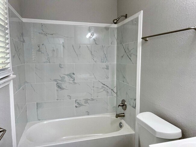 Building Photo - Newly Renovate 4 bedroom 2 bath Home in Li...