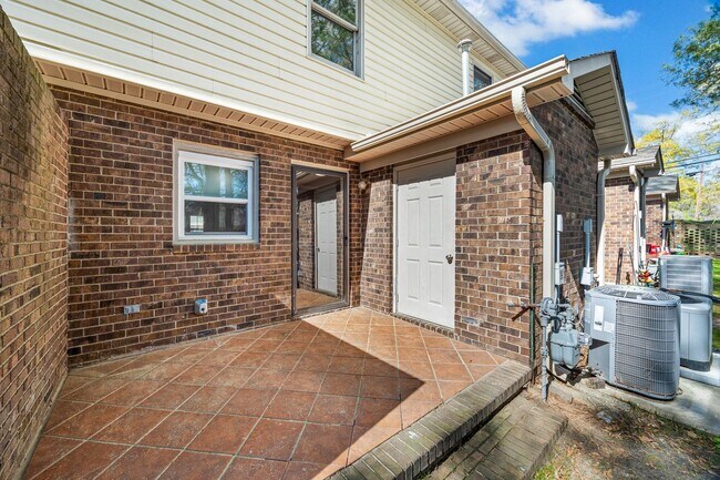 Building Photo - Beautifully updated 2-bed, 1.5 bath Condo in Winn Barr of Rock Hill!