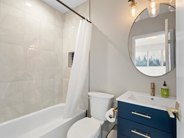 Full bathroom w tub - 3840 Eliot St