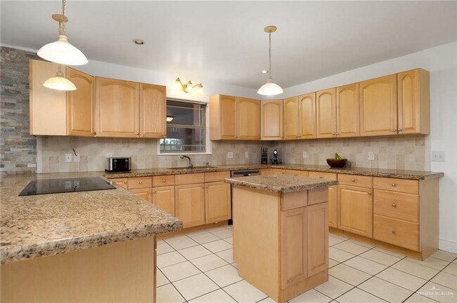 Building Photo - 2805 Lake Shore Dr