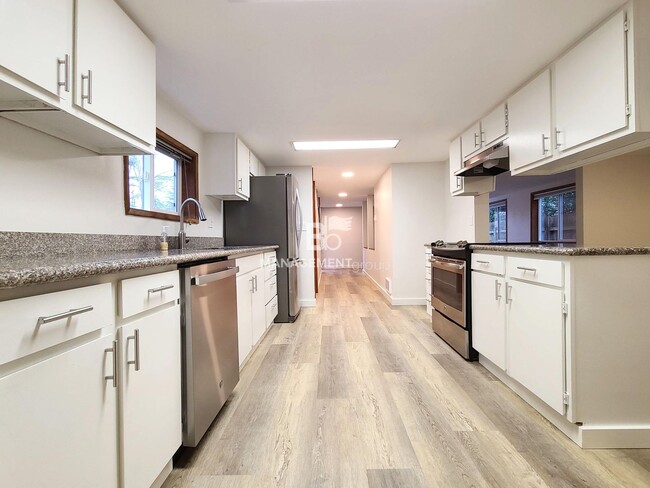 Building Photo - 3708 Kenthorpe Way