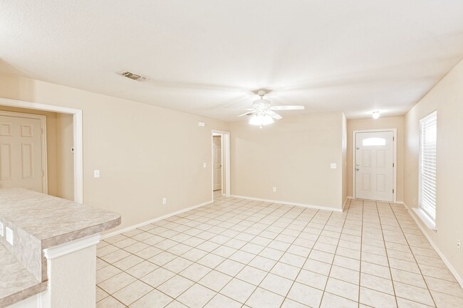 Building Photo - Duplex for lease with private backyard