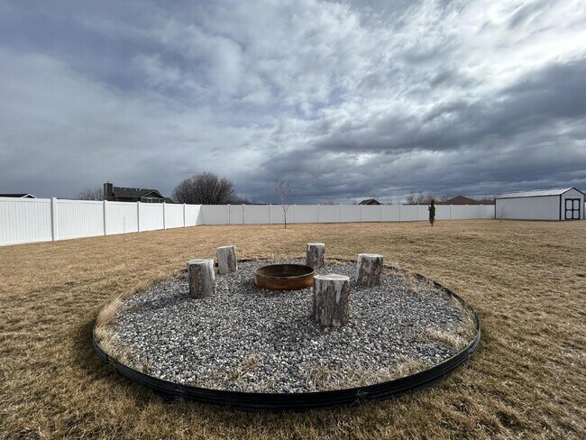 Building Photo - Luxury 4 Bed / 2 Bath Home on .84 Acres – 3 Car Garage – RV Parking