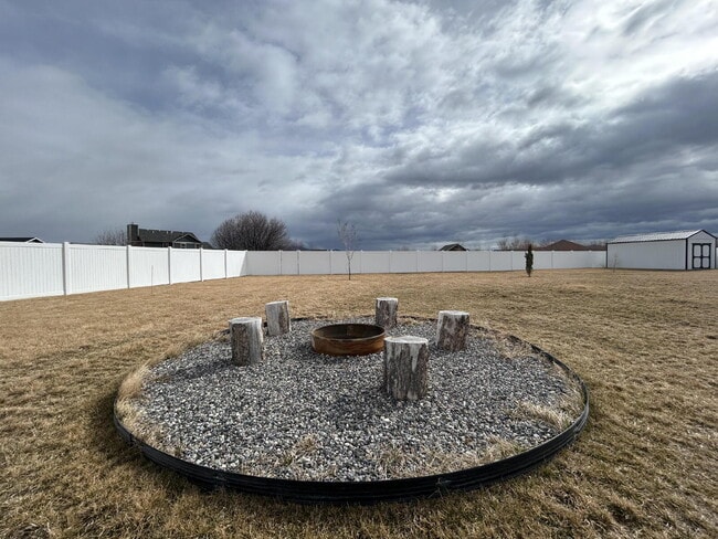 Building Photo - Luxury 4 Bed / 2 Bath Home on .84 Acres – UTILITIES INCLUDED - 3 Car Garage – RV Parking