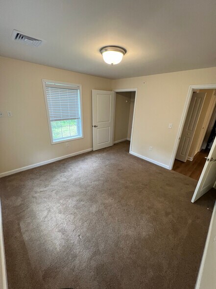 Building Photo - 540 Northend Dr