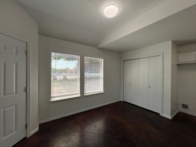 Building Photo - Oakwood521 Units A/B