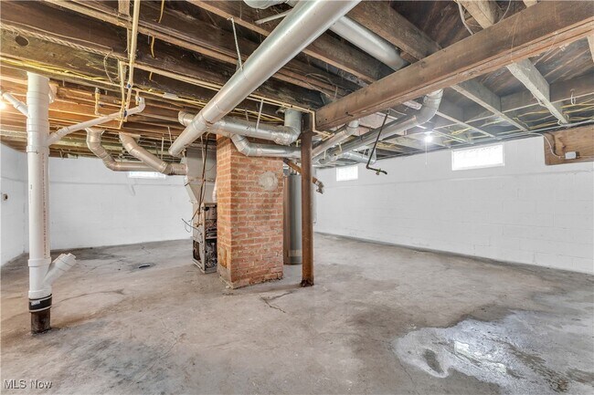 Building Photo - 4646 E 147th St