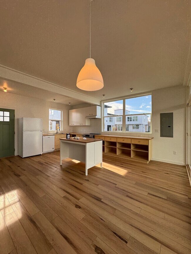 Building Photo - Spacious 4-Bedroom, 3-Bath Home with Stunning Views