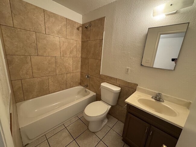 Building Photo - Holiday Gardens Townhome