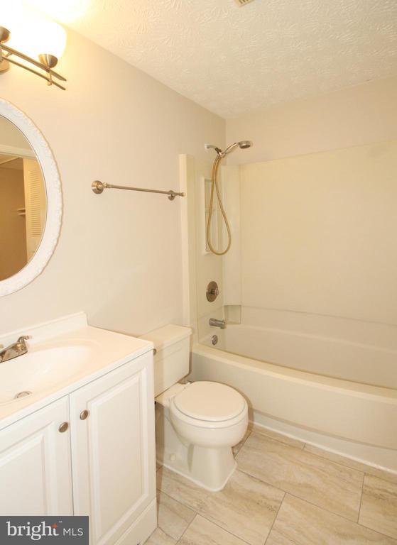 Building Photo - 8032 Grandview Ct