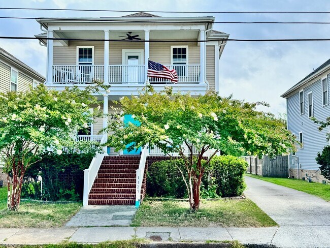 Building Photo - A Block From The Beaches! Ready 09-21-26! Oversized Parking Pad, Pet Friendly!
