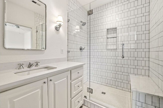 Building Photo - 802 NW D St