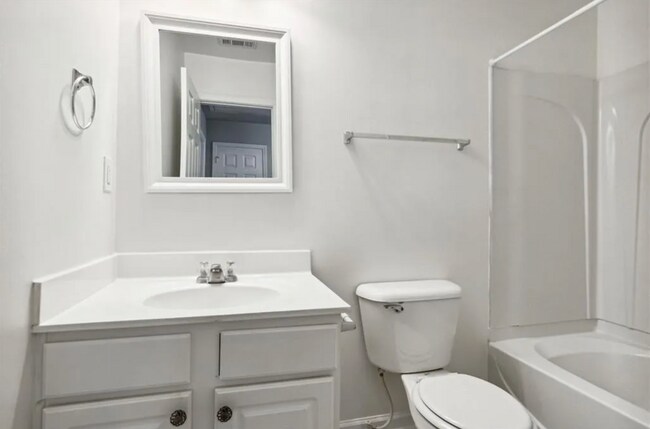 Building Photo - 2200 Landing Walk Dr