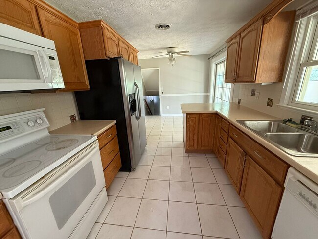 Building Photo - Spacious 4BR/2BA Tri-Level Home in Histori...