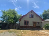 Building Photo - Spacious 3 bedroom home with two separate living spaces