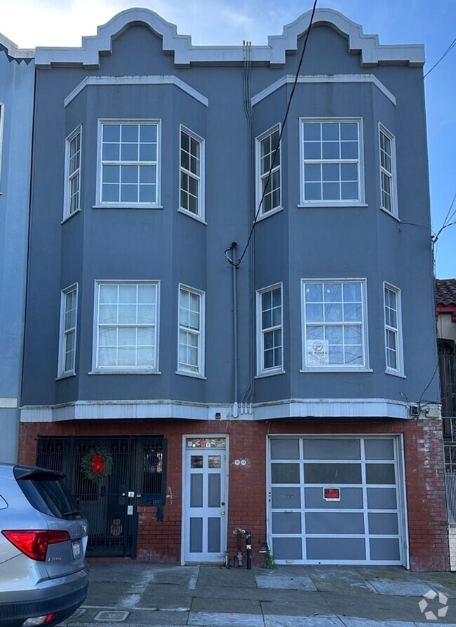 Building Photo - Spacious 4-Bedroom Duplex Upstairs Unit fo...