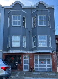 Building Photo - Spacious 4-Bedroom Duplex Upstairs Unit fo...