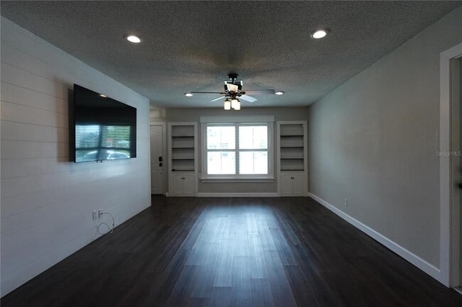 Building Photo - 2733 Woodland Hills Ave