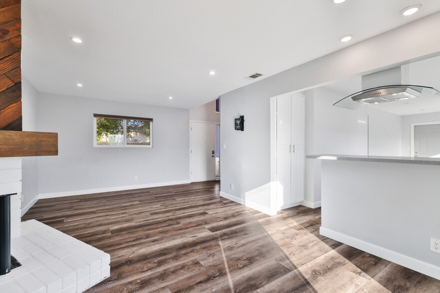 Building Photo - 2702 College Ln