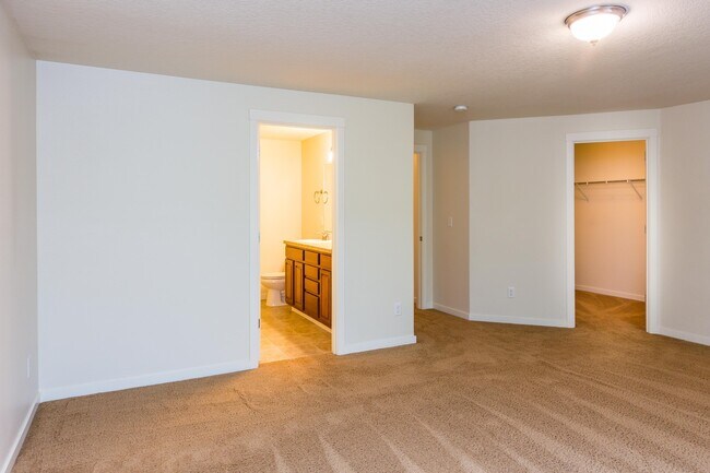 Building Photo - 3 bedroom 2.5 Bath with Fenced Back Yard - Pet Friendly