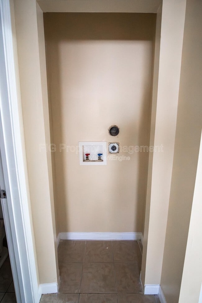 Building Photo - 924 Chadwick Dr