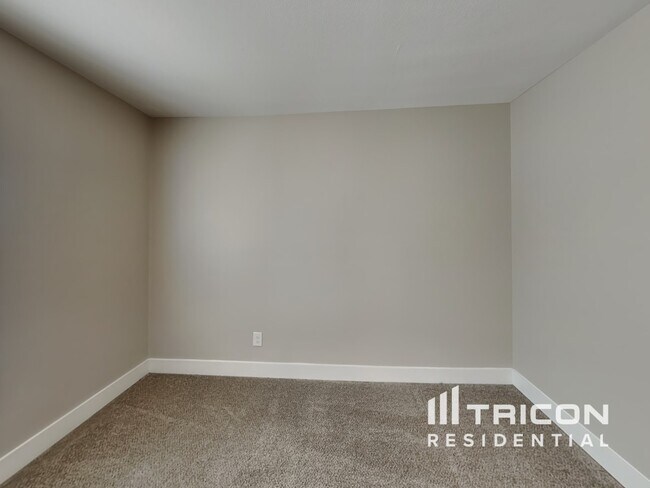 Building Photo - 525 Somerset Ln