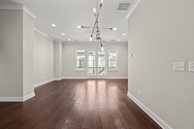 Building Photo - 545 Mirrormont Dr