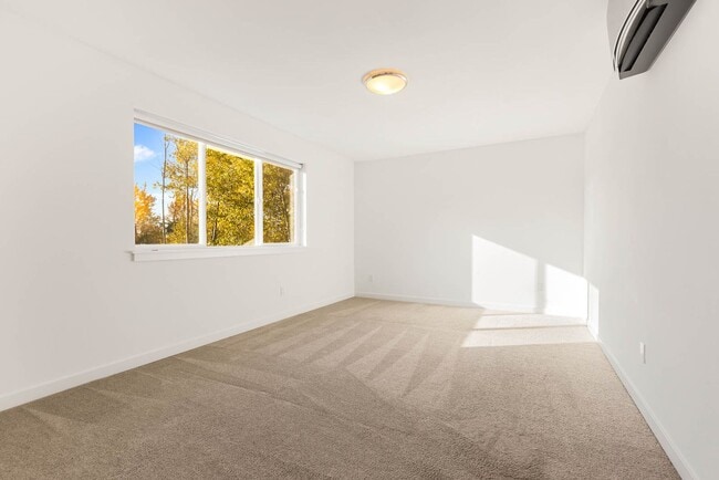 Building Photo - 304 S 48th Ct